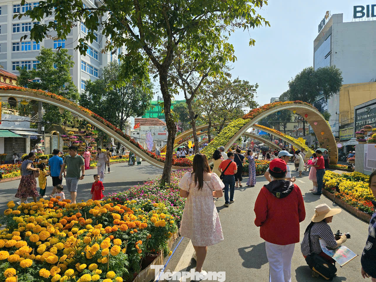 Đoạn 2 có các mô hình đài hoa lớn, câu đối, trang sách, máy vi tính...