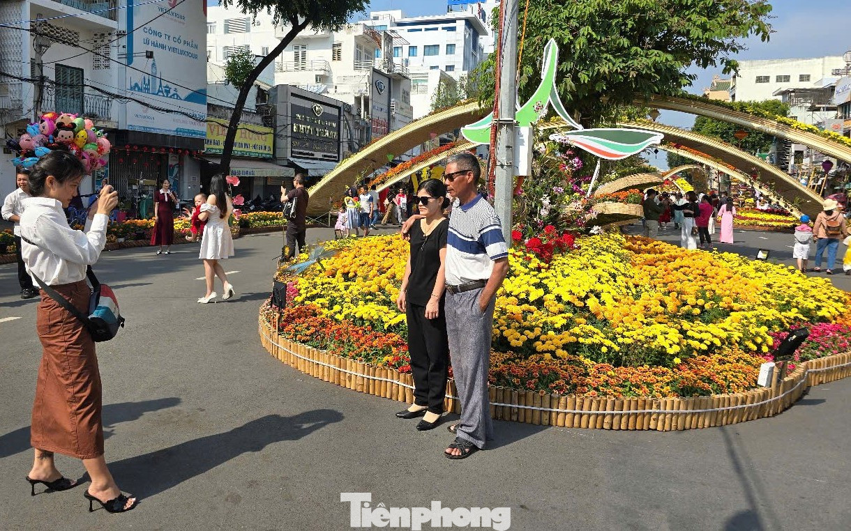 Đoạn 3 của đường hoa là các mô hình cách điệu logo du lịch của Cần Thơ, sân khấu văn nghệ, mô hình chợ nổi, vườn cây ăn trái, ghe thuyền chở đầy hoa trái, dòng sông hoa, các gian hàng quảng bá du lịch...