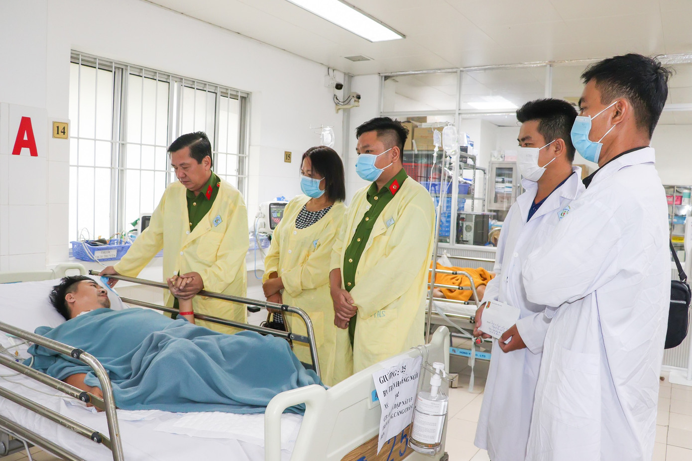 Đoàn công tác thăm hỏi động viên Đại úy Trần Hoàng Ngôi. Ảnh: Hồng Quyến Đoàn công tác thăm hỏi động viên Đại úy Trần Hoàng Ngôi. Ảnh: Hồng Quyến