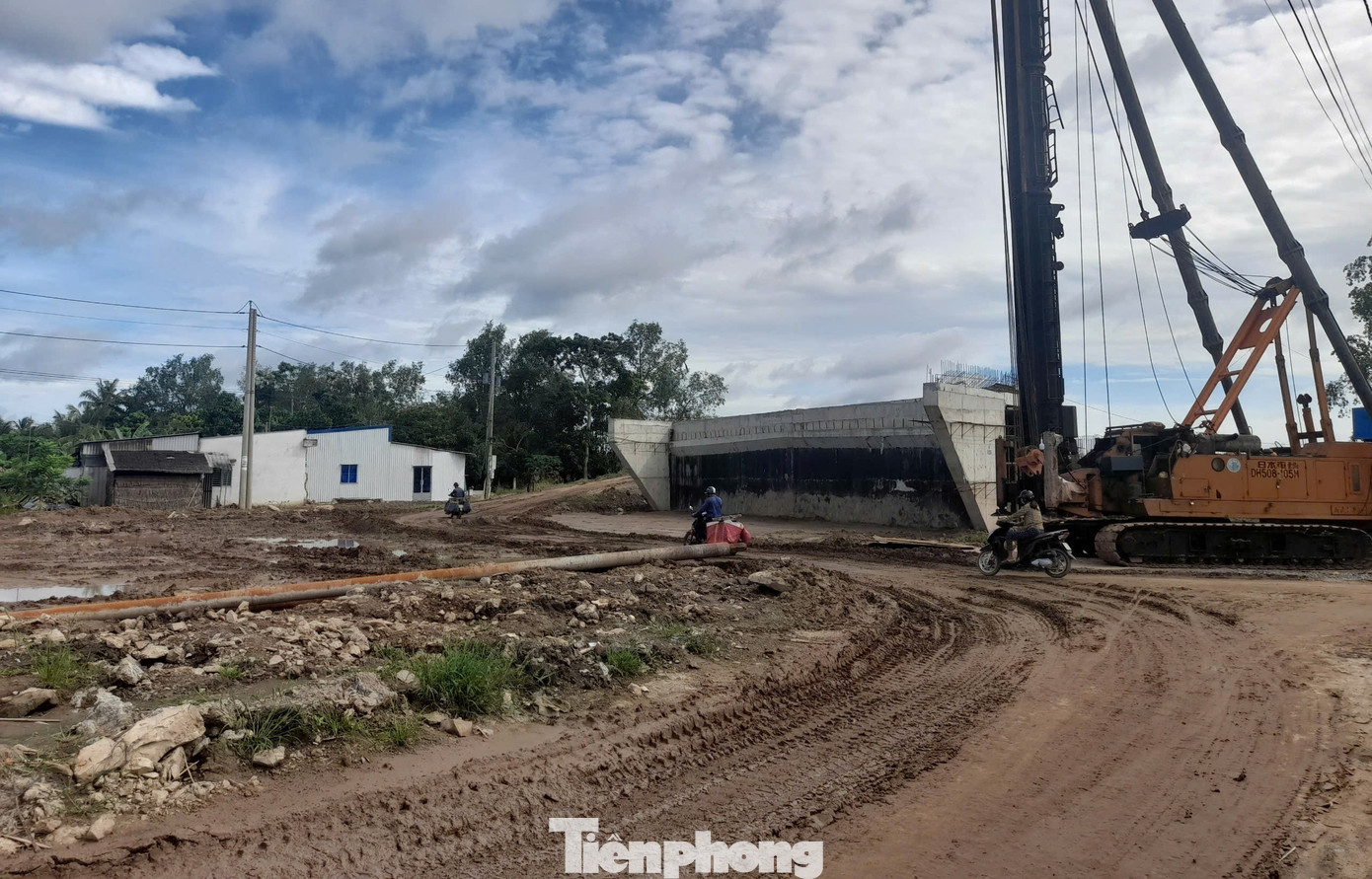 Công trường dự án cao tốc đoạn qua huyện Châu Thành, tỉnh Hậu Giang.