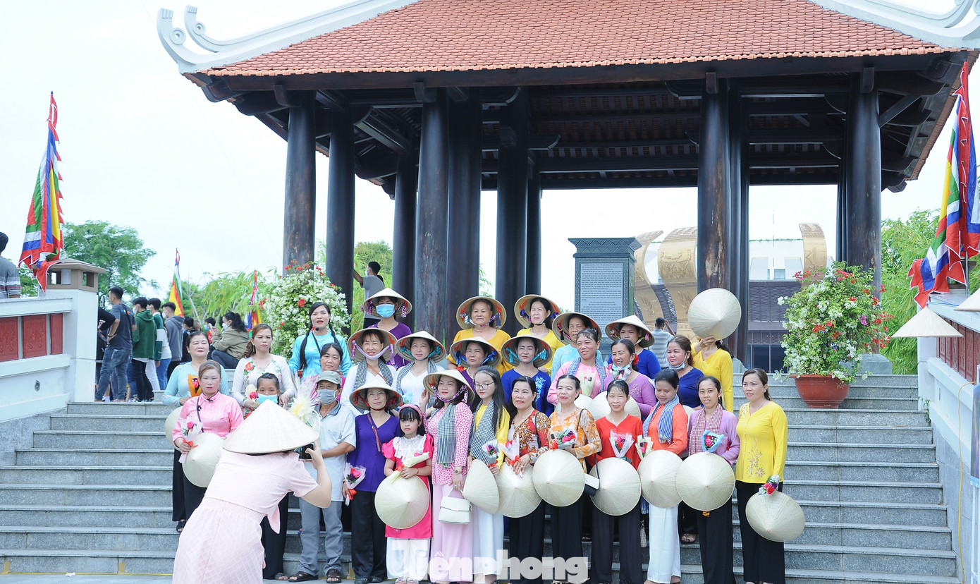 Đền thờ Vua Hùng thành phố Cần Thơ là công trình văn hóa, có tổng mức đầu tư 130 tỷ đồng từ nguồn xã hội hóa, mở cửa hoạt động hơn 1 năm nay và đã đón trên 430 nghìn lượt khách đến chiêm bái, dâng hương, tưởng niệm.