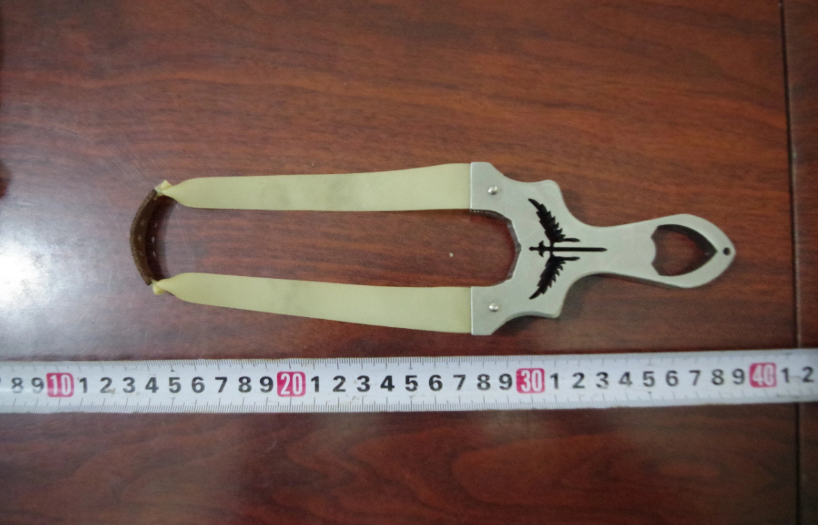 Ná thun và bi sắt mà hai thiếu niên dùng để bắn xe. Ná thun và bi sắt mà hai thiếu niên dùng để bắn xe.