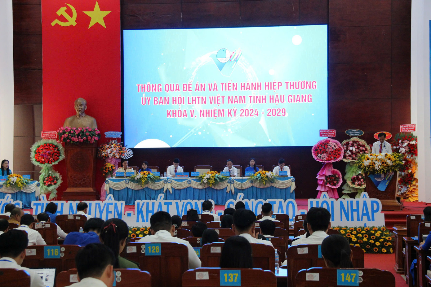 Quang cảnh phiên làm việc thứ nhất. Quang cảnh phiên làm việc thứ nhất.