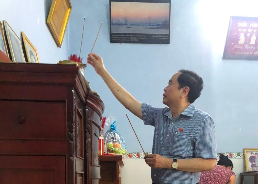 ng Trần Thanh Mẫn, phó Chủ tịch Thường trực QH thắp nhang cho AHLLVT nhân dân, Đại tá Lê Hiền Tài. ng Trần Thanh Mẫn, phó Chủ tịch Thường trực QH thắp nhang cho AHLLVT nhân dân, Đại tá Lê Hiền Tài.