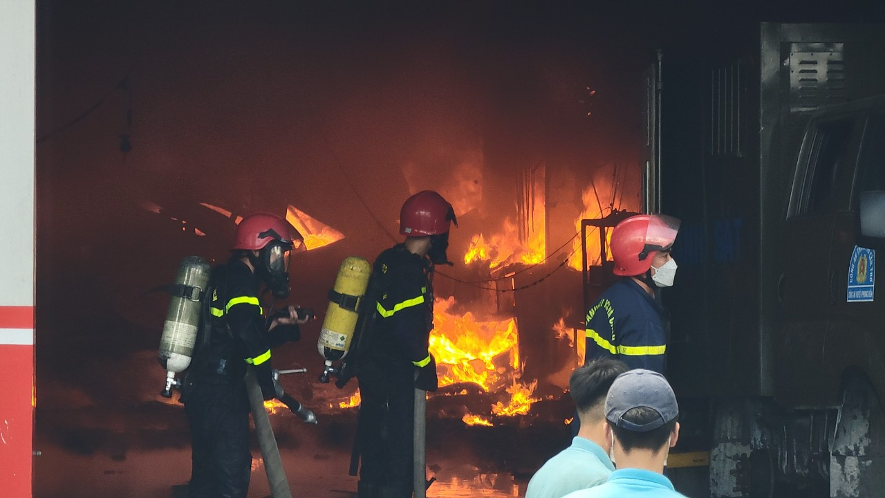 Nhận được tin báo, lực lượng Cảnh sát Phòng cháy chữa cháy có mặt cùng phương tiện tham gia dập lửa.