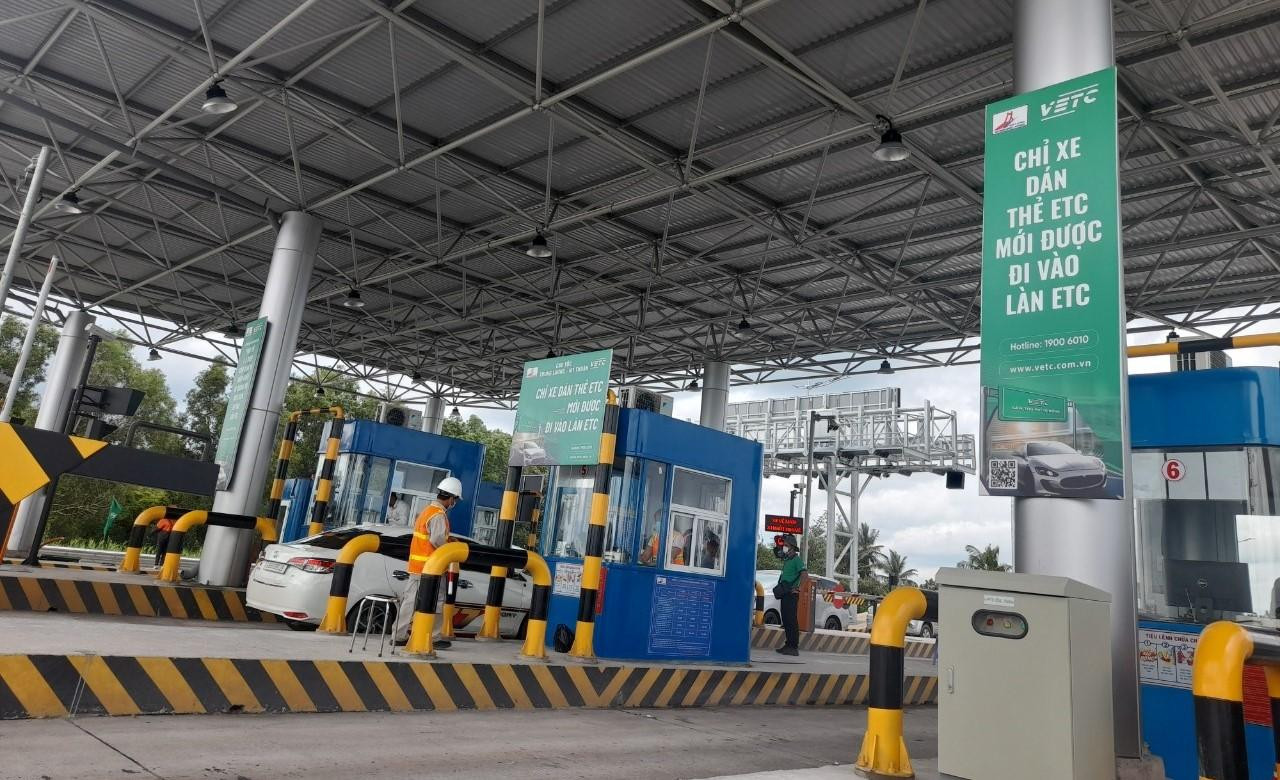 Trạm thu phí trên cao tốc Trung Lương - Mỹ Thuận.