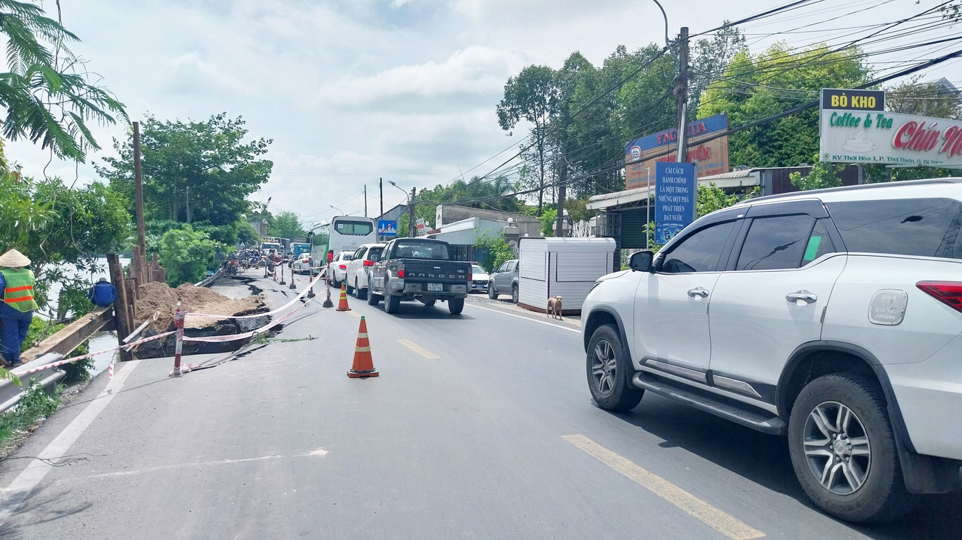 Vụ sạt lở ảnh hưởng đến giao thông quốc lộ 80.