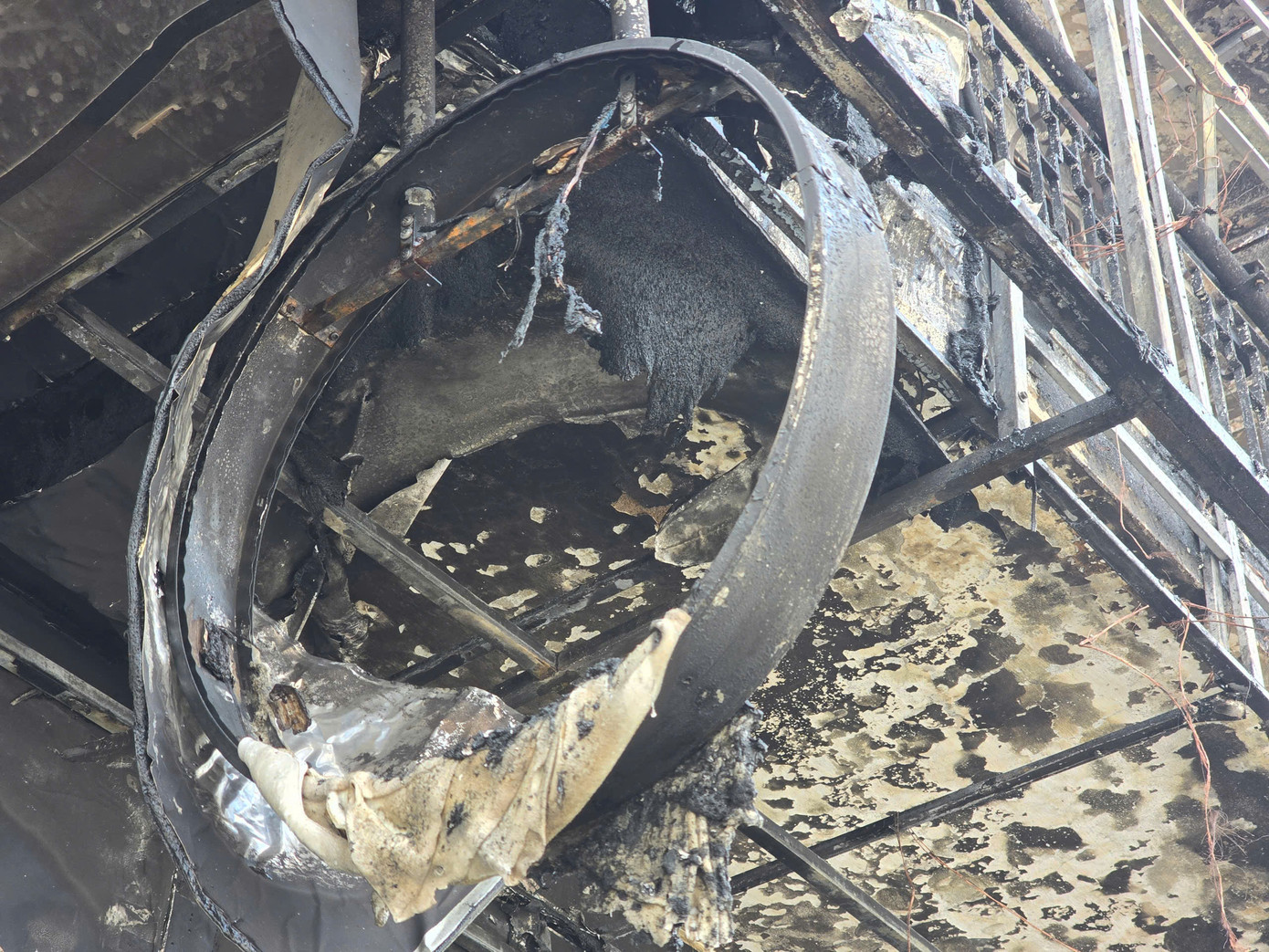 Nhiều tài sản bên trong căn nhà đã bị thiêu rụi.