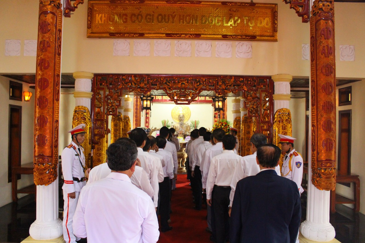 Buổi lễ trang nghiêm tại Đền thờ Bác Hồ ở xã Lương Tâm, huyện Long Mỹ, tỉnh Hậu Giang. Buổi lễ trang nghiêm tại Đền thờ Bác Hồ ở xã Lương Tâm, huyện Long Mỹ, tỉnh Hậu Giang.