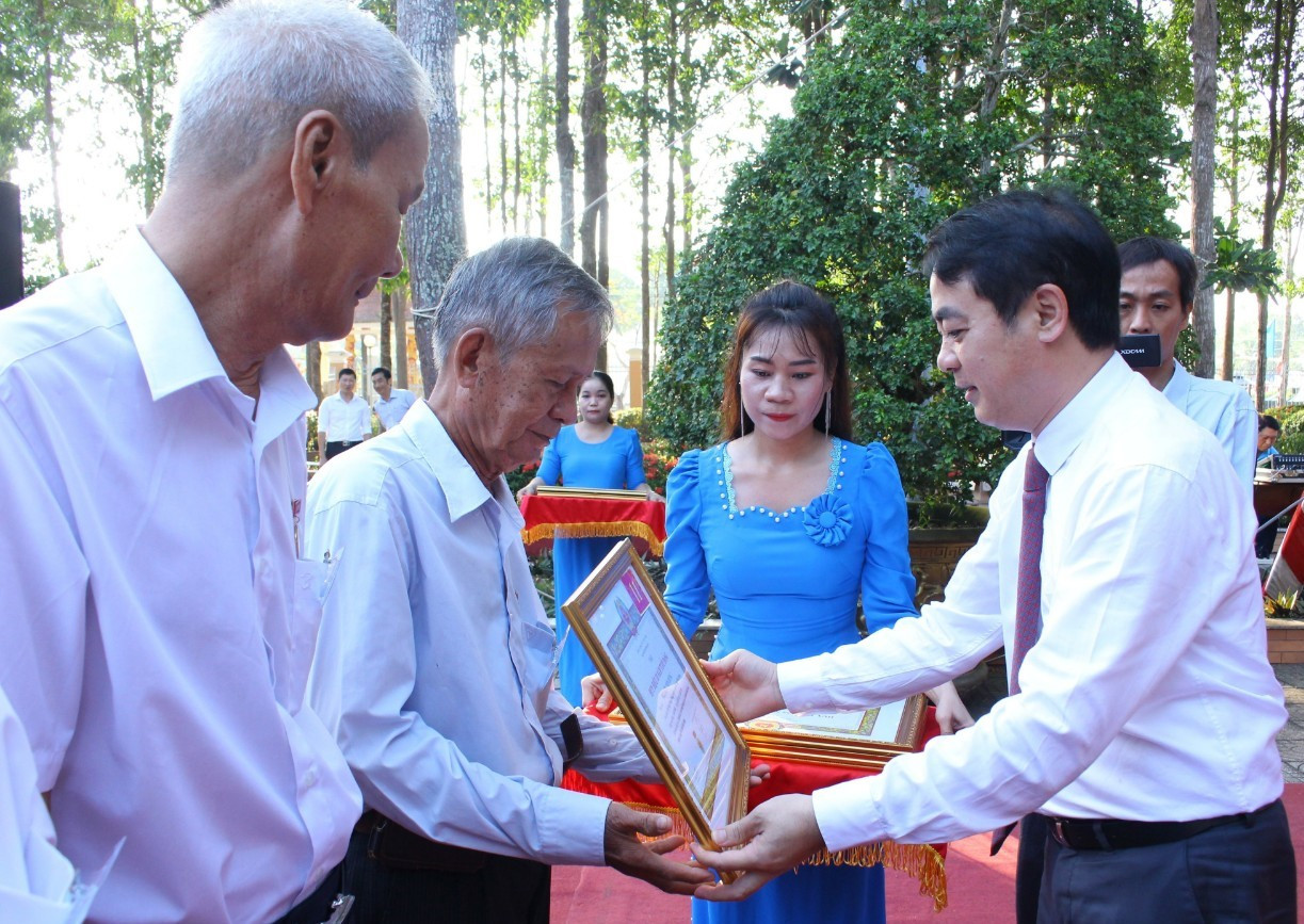 Dịp này, Tỉnh ủy Hậu Giang trao tặng 103 Huy hiệu Đảng cho các đồng chí cao niên tuổi đảng. Dịp này, Tỉnh ủy Hậu Giang trao tặng 103 Huy hiệu Đảng cho các đồng chí cao niên tuổi đảng.