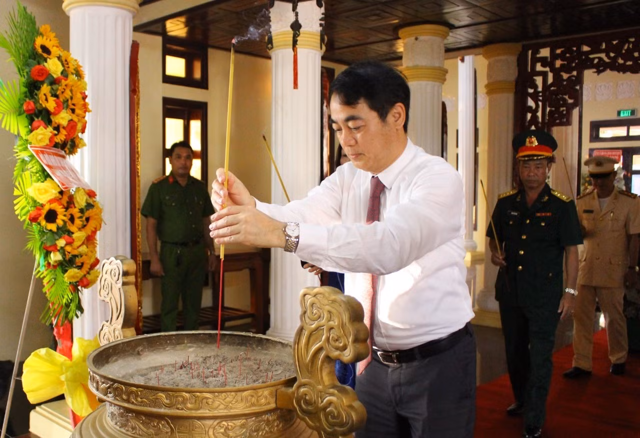 Bí thư Tỉnh ủy Hậu Giang Nghiêm Xuân Thành dâng hương viếng Bác.
