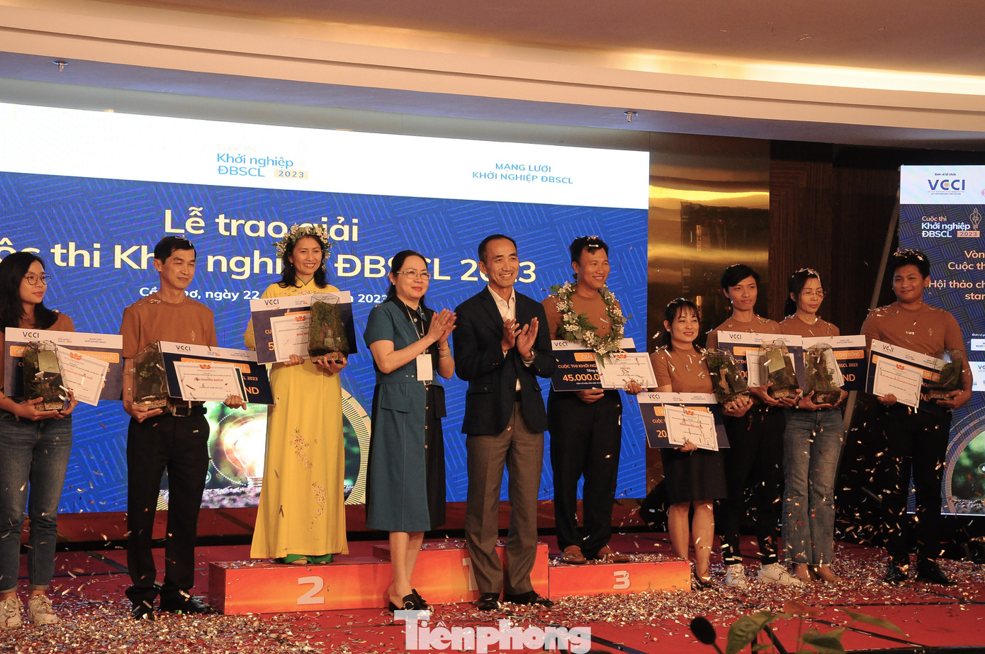 Lãnh đạo VCCI Cần Thơ trao giải cho các thí sinh. Ảnh: CK. Lãnh đạo VCCI Cần Thơ trao giải cho các thí sinh. Ảnh: CK.