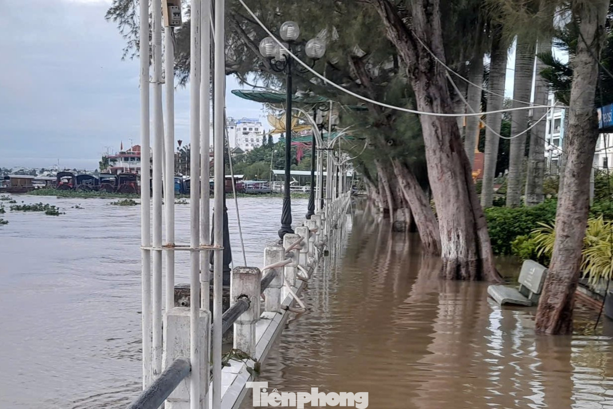 Hình ảnh cùng vị trí vào sáng 18/10 vừa qua (đợt triều cường rằm tháng 9 âm lịch), khi đó khu vực bến Ninh Kiều mênh mông nước, nhiều tuyến đường phía trong ngập sâu.