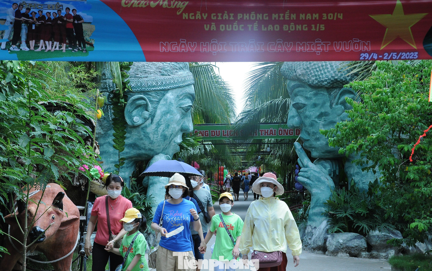 Du khách tham quan khu du lịch sinh thái ở huyện Phong Điền, thành phố Cần Thơ. Ảnh: Cảnh Kỳ.