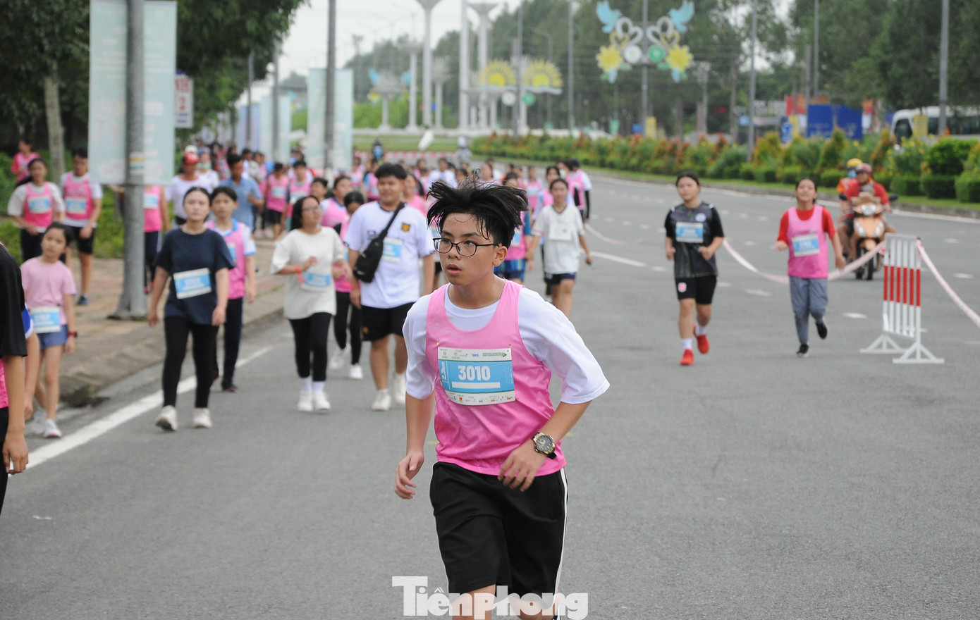 Ban tổ chức cũng trao nhiều giải khác, trong đó có hai cự ly cho VĐV nhỏ tuổi là 2,3km và 800m.