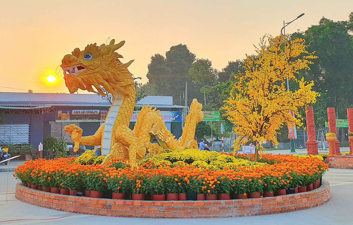 Linh vật rồng tại đường gốm và hoa Vĩnh Long. Linh vật rồng tại đường gốm và hoa Vĩnh Long.