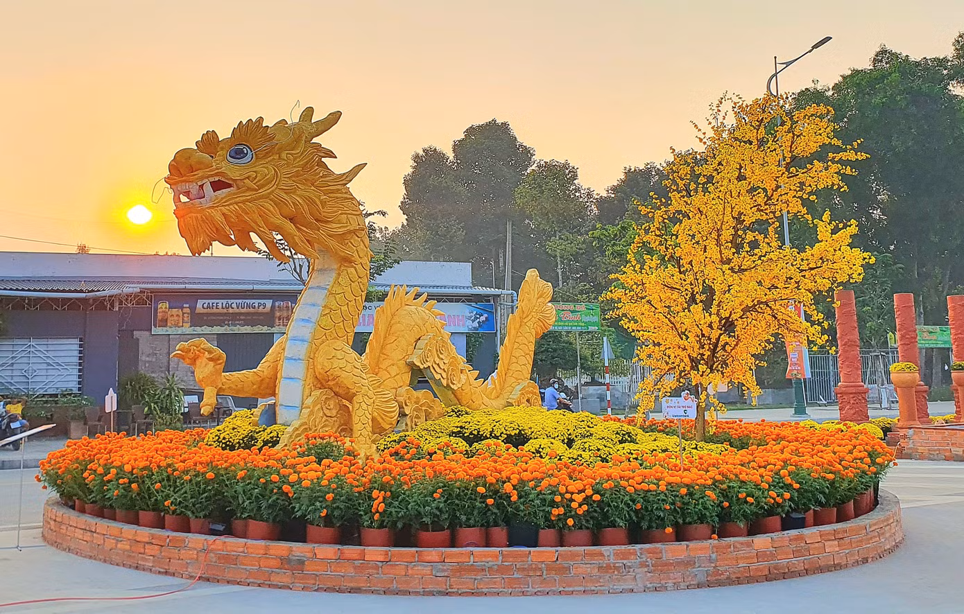 Linh vật rồng tại đường gốm và hoa Vĩnh Long.