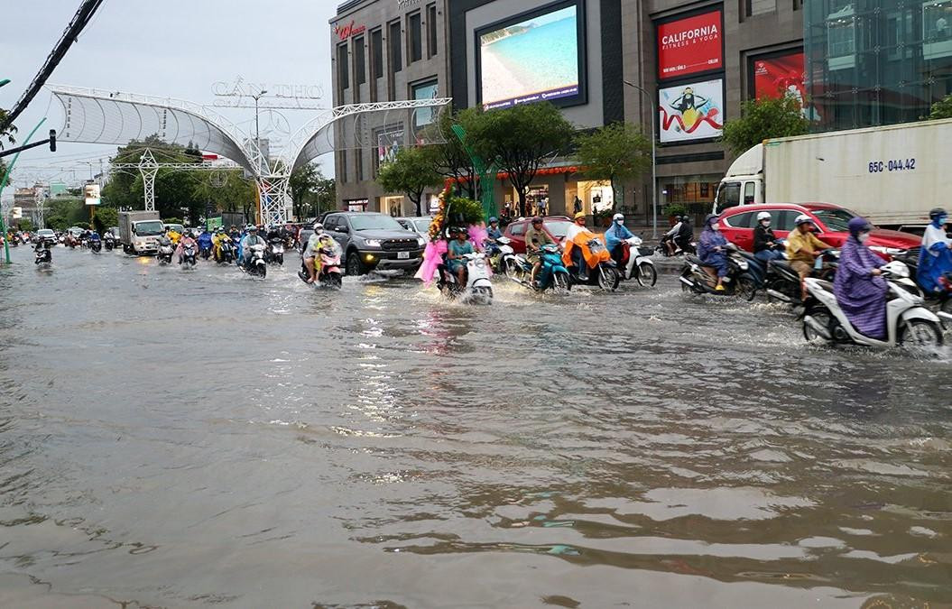 Trận mưa từ khoảng 14h và kéo dài hàng giờ khiến nhiều đường phố Cần Thơ chìm trong nước.