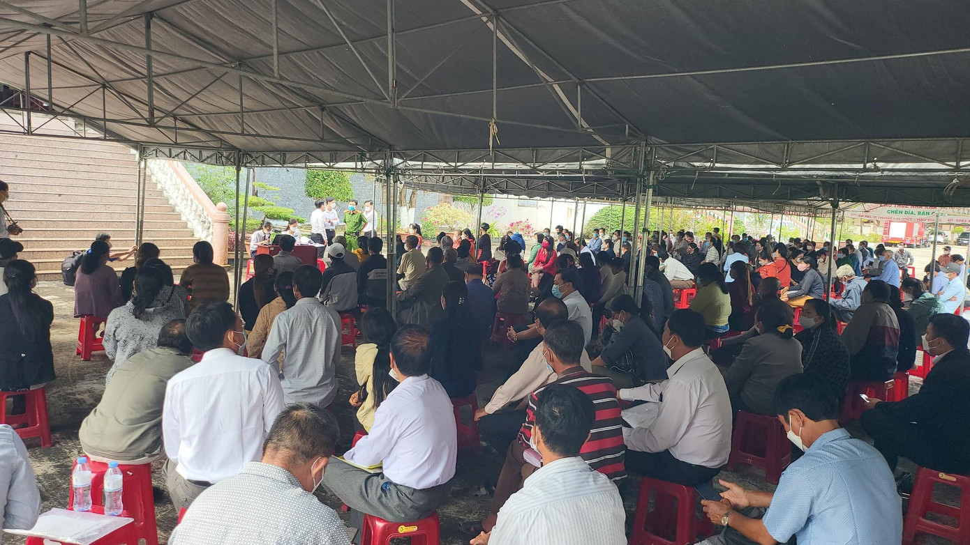 Để đảm bảo trật tự cho phiên xét xử, TAND tỉnh Hậu Giang bố trí cho các bị hại và những người được triệu tập ngồi ở sân tòa để theo dõi. Để đảm bảo trật tự cho phiên xét xử, TAND tỉnh Hậu Giang bố trí cho các bị hại và những người được triệu tập ngồi ở sân tòa để theo dõi.