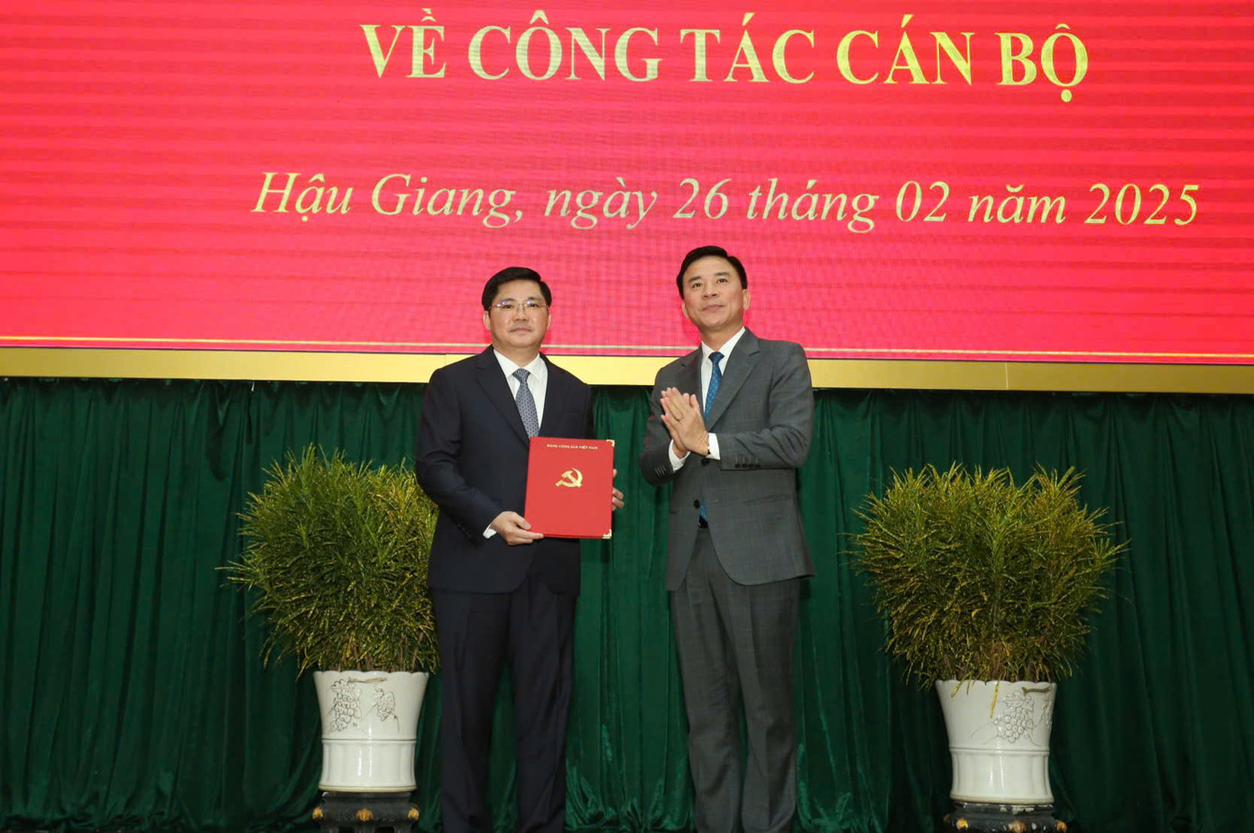 Phó trưởng Ban Tổ chức Trung ương Đỗ Trọng Hưng trao quyết định cho ông Nguyễn Tuấn Anh.