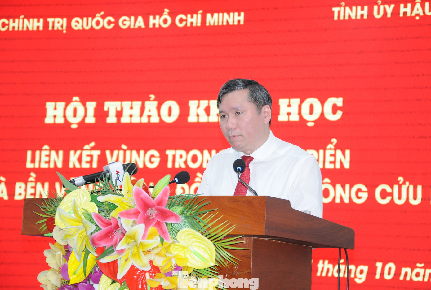 Giáo sư, Tiến sĩ Lê Văn Lợi - Phó Giám đốc Học viện Chính trị quốc gia Hồ Chí Minh, phát biểu tại hội thảo. Ảnh: CK