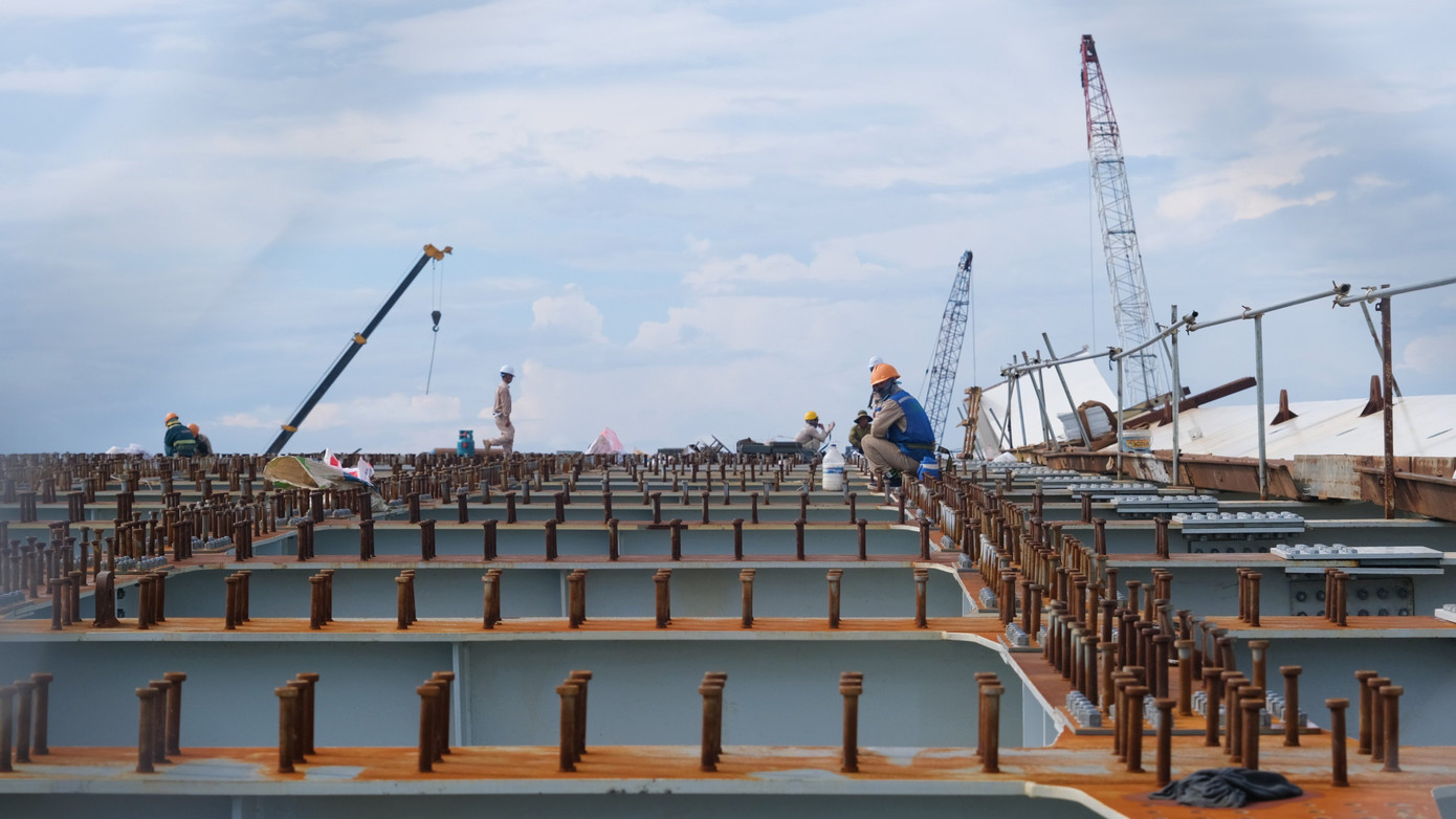 Cầu Trần Hoàng Na có tổng vốn đầu tư gần 800 tỷ đồng, khởi công tháng 9/2020. Theo dự kiến ban đầu, công trình sẽ hoàn thành vào tháng 6/2022, tuy nhiên do chậm tiến độ nên đã gia hạn đến cuối năm 2023.