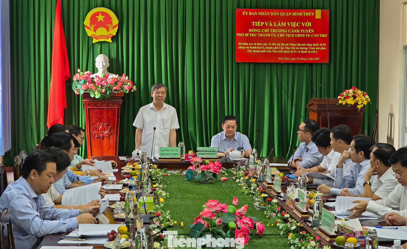 Chủ tịch và Phó Chủ tịch UBND TP Cần Thơ làm việc với các đơn vị liên quan 2 dự án giao thông trọng điểm của địa phương đang chậm tiến độ, nhiều vướng mắc. Ảnh: CK Chủ tịch và Phó Chủ tịch UBND TP Cần Thơ làm việc với các đơn vị liên quan 2 dự án giao thông trọng điểm của địa phương đang chậm tiến độ, nhiều vướng mắc. Ảnh: CK