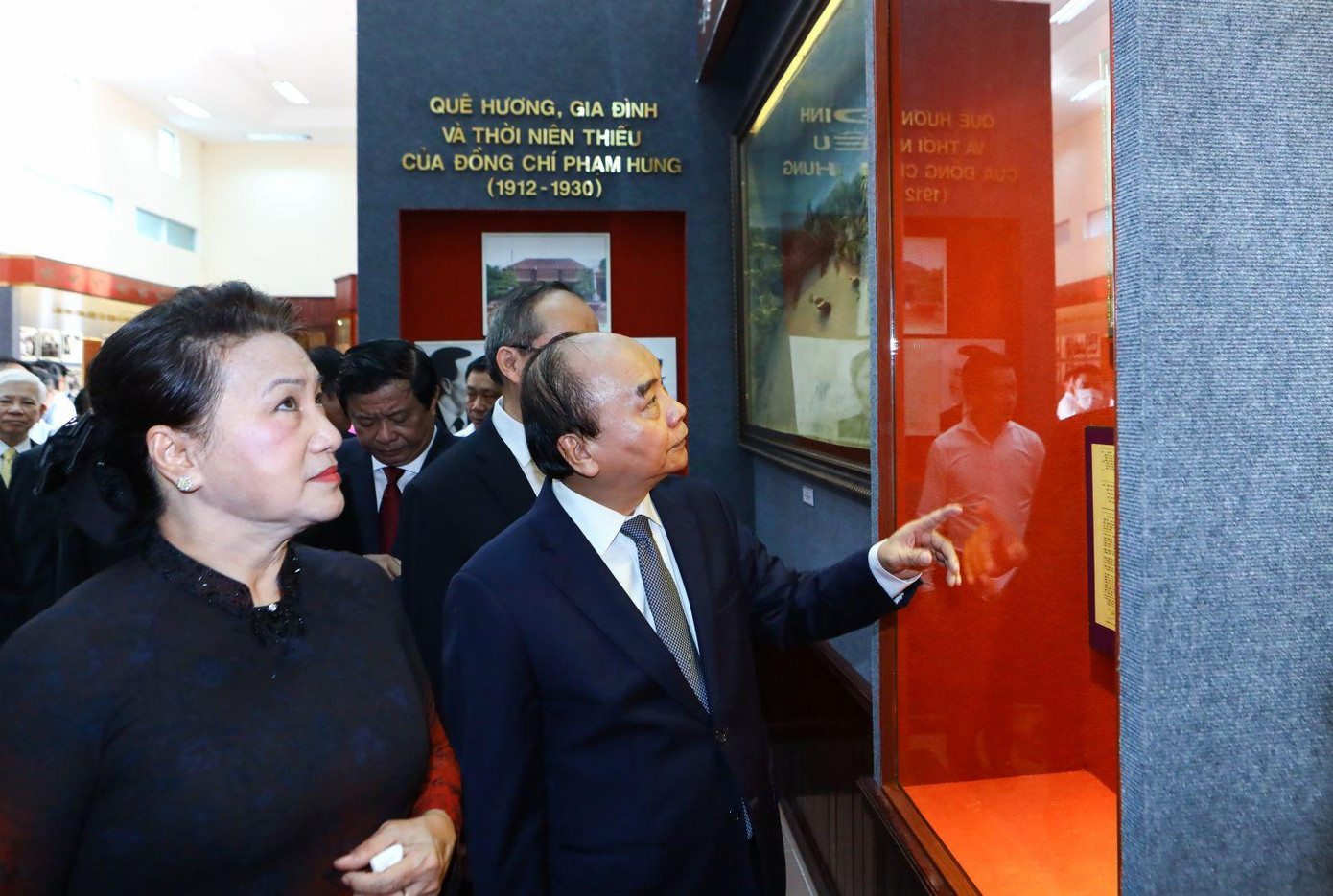 Chủ tịch nước Nguyễn Xuân Phúc, nguyên Chủ tịch Quốc hội Nguyễn Thị Kim Ngân cùng đại biểu tham quan khu trưng bày những hình ảnh, tư liệu quý về đồng chí Phạm Hùng.