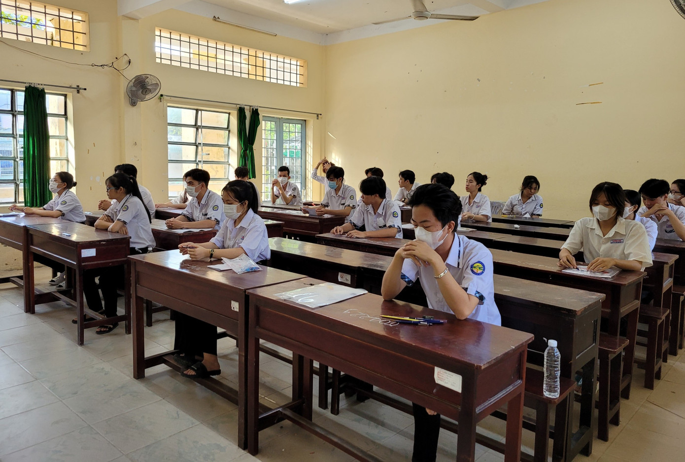 Thí sinh tại điểm thi Trường THPT Long Mỹ (thị xã Long Mỹ, tỉnh Hậu Giang) chuẩn bị vào môn thi đầu tiên (Ngữ Văn, thời gian làm bài 120 phút). Thí sinh tại điểm thi Trường THPT Long Mỹ (thị xã Long Mỹ, tỉnh Hậu Giang) chuẩn bị vào môn thi đầu tiên (Ngữ Văn, thời gian làm bài 120 phút).