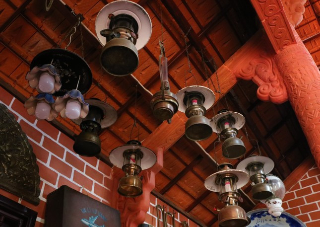 Bộ sưu tập đồ cổ bên trong ngôi nhà gốm. Bộ sưu tập đồ cổ bên trong ngôi nhà gốm.