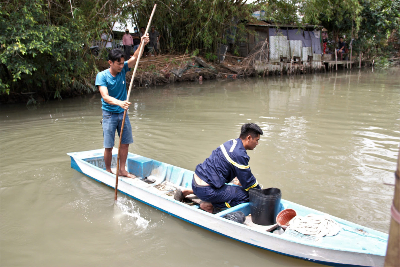 Lực lượng chức năng tìm kiếm nạn nhân. Lực lượng chức năng tìm kiếm nạn nhân.