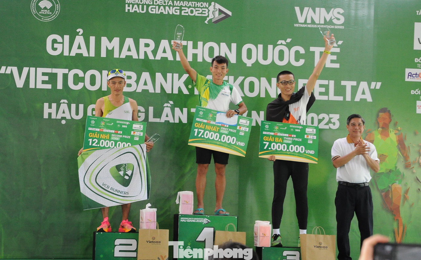 Ông Đồng Văn Thanh - Chủ tịch UBND tỉnh Hậu Giang trao giải nhất, nhì, ba cho các VĐV ở nội dung 42km nam.