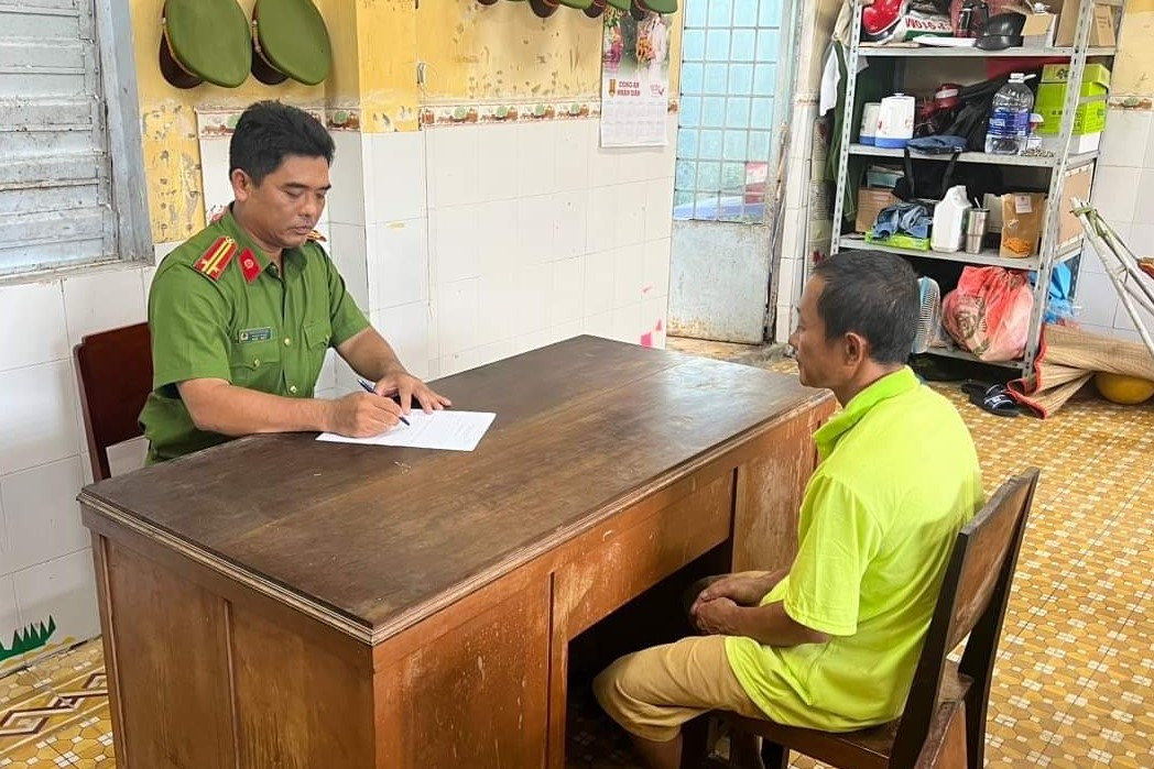 Công an làm việc với Nguyễn Ngọc Khoa. Công an làm việc với Nguyễn Ngọc Khoa.