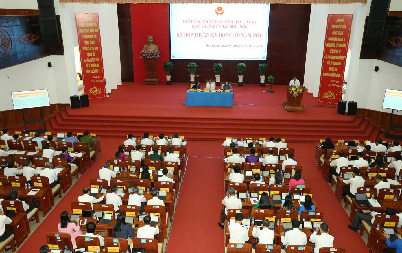 Quang cảnh kỳ họp. Quang cảnh kỳ họp.