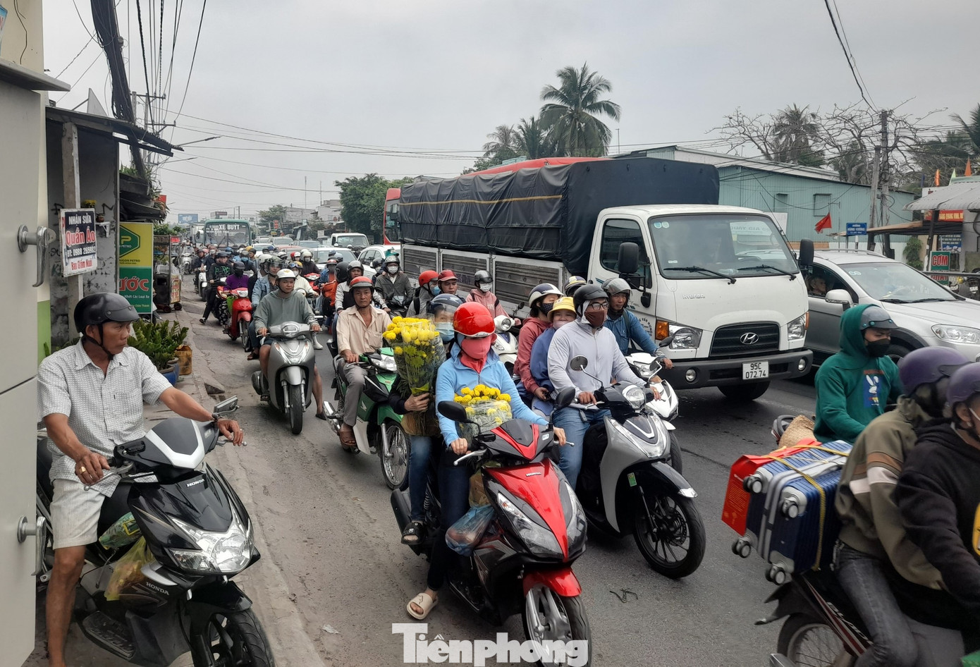 Dòng người về quê đa phần là đi xe máy, chở theo đồ đạc. Dòng người về quê đa phần là đi xe máy, chở theo đồ đạc.