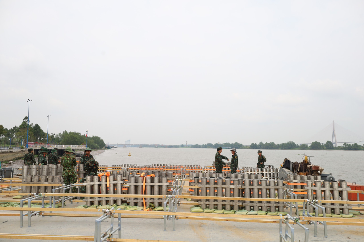 Chiều 30 Tết, sà lan sẽ được di chuyển đến sông Cần Thơ, gần cầu đi bộ và nhà hàng Hoa Sứ, quận Ninh Kiều (khu vực bắn pháo hoa Tết hằng năm) để phục vụ người dân và du khách đêm Giao thừa.