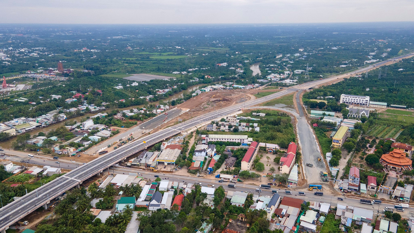 Việc đầu tư xây dựng đường cao tốc Mỹ Thuận - Cần Thơ góp phần giải quyết nhu cầu vận tải khi tuyến Quốc lộ 1 đã quá tải, thúc đẩy phát triển kinh tế, đảm bảo quốc phòng an ninh của các tỉnh ĐBSCL nói riêng và cả nước nói chung; từng bước hoàn chỉnh mạng đường bộ cao tốc theo quy hoạch đã được Thủ tướng Chính phủ phê duyệt.