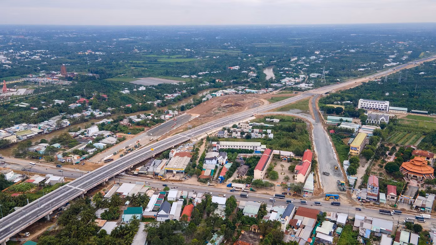 Việc đầu tư xây dựng đường cao tốc Mỹ Thuận - Cần Thơ góp phần giải quyết nhu cầu vận tải khi tuyến Quốc lộ 1 đã quá tải, thúc đẩy phát triển kinh tế, đảm bảo quốc phòng an ninh của các tỉnh ĐBSCL nói riêng và cả nước nói chung; từng bước hoàn chỉnh mạng đường bộ cao tốc theo quy hoạch đã được Thủ tướng Chính phủ phê duyệt.