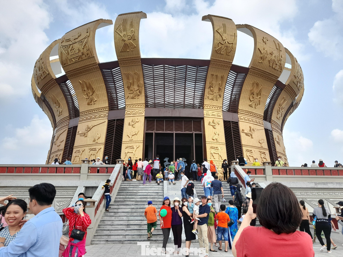 Điểm nhấn của công trình là Đền thờ chính với hình tượng trống đồng cách điệu, 18 cánh cung hoa văn tượng trưng cho 18 đời Vua Hùng.