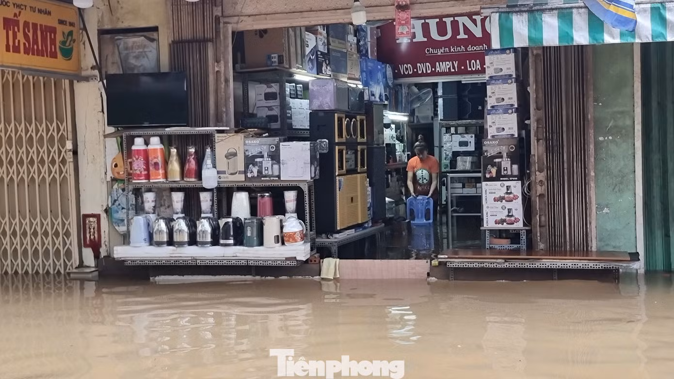 Ông Dũng, chủ cửa hàng điện máy ở khu vực bến Ninh Kiều cho biết, mực nước lần này cao nhất trong vòng 2 năm qua, đã xấp xỉ đợt triều cường cao nhất của năm 2022 (năm ghi nhận triều cường kỷ lục ở Cần Thơ - PV).