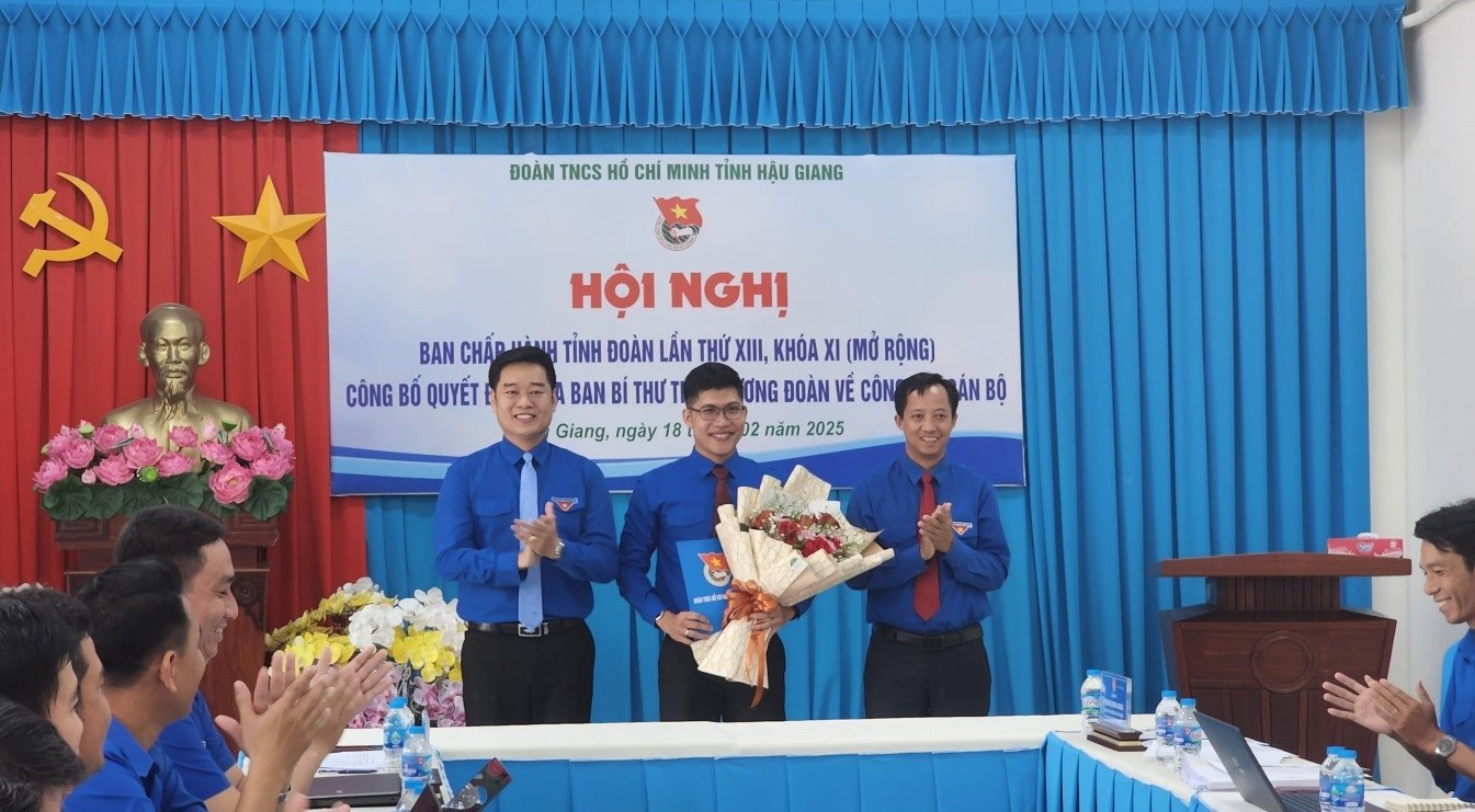 Anh Nguyễn Hữu Nghĩa (giữa) nhận quyết định giữ chức Phó Bí thư Tỉnh Đoàn Hậu Giang.