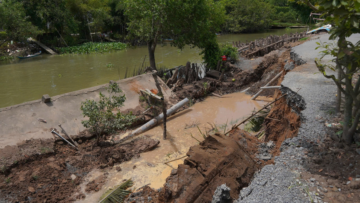 Cụ thể, vụ sạt lở xảy ra lúc 3h sáng 13/5 trên tuyến đường giao thông (cặp bờ trái sông Bằng Tăng, cách cầu Mương Khai 400m về hướng Quốc lộ 91) thuộc phường Long Hưng, quận Ô Môn.
