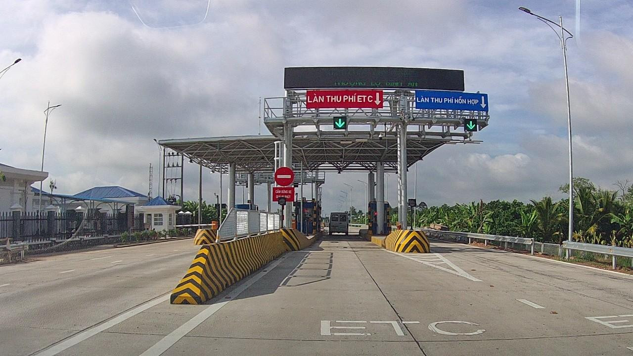 Trạm thu phí trên cao tốc Trung Lương - Mỹ Thuận.