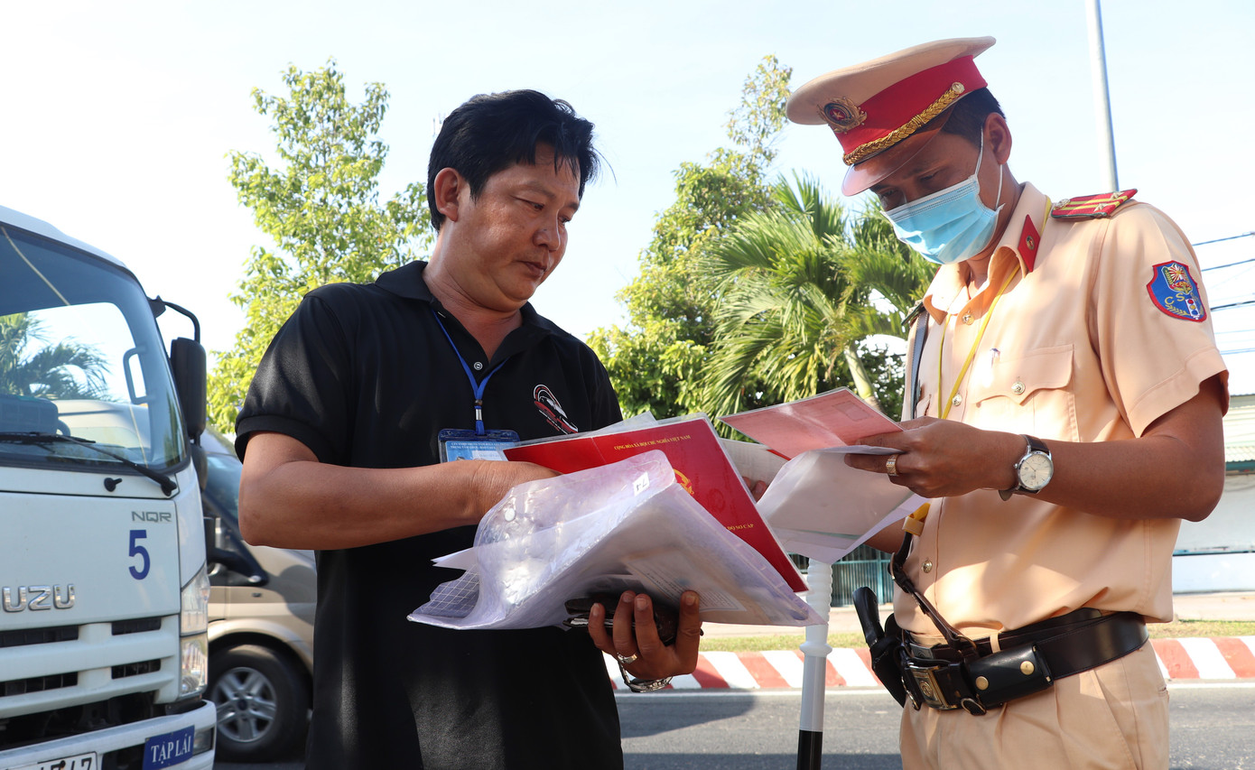 Lực lượng CSGT Công an tỉnh Vĩnh Long làm nhiệm vụ trên quốc lộ 53.