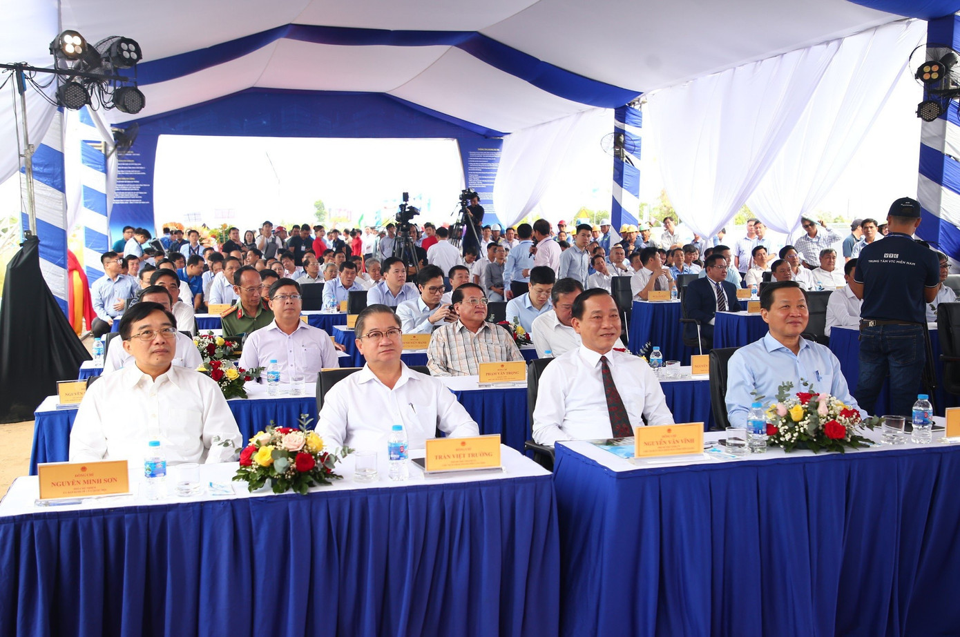 Phó Thủ tướng Lê Minh Khái cùng đại biểu tham dự lễ khánh thành cầu Mỹ Thuận 2 tại Tiền Giang. Phó Thủ tướng Lê Minh Khái cùng đại biểu tham dự lễ khánh thành cầu Mỹ Thuận 2 tại Tiền Giang.