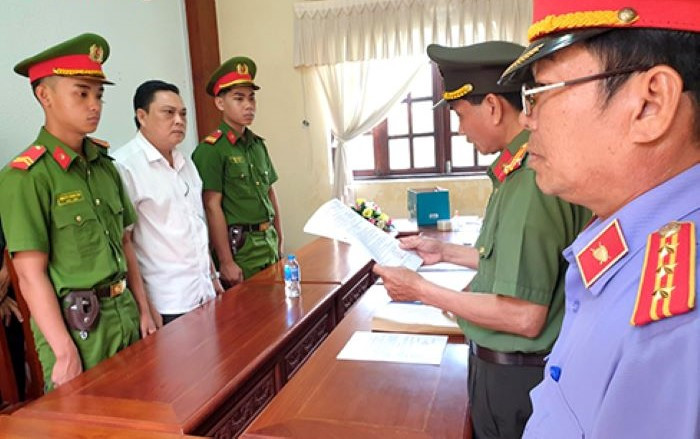 Công an đọc lệnh bắt tạm giam Lê Phước Nhàn. Ảnh: Thế Phong