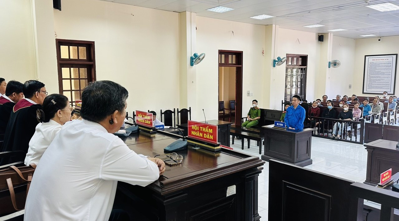 Quang cảnh phiên tòa xét xử "cò lúa" Nguyễn Trí Nguyện. Quang cảnh phiên tòa xét xử "cò lúa" Nguyễn Trí Nguyện.