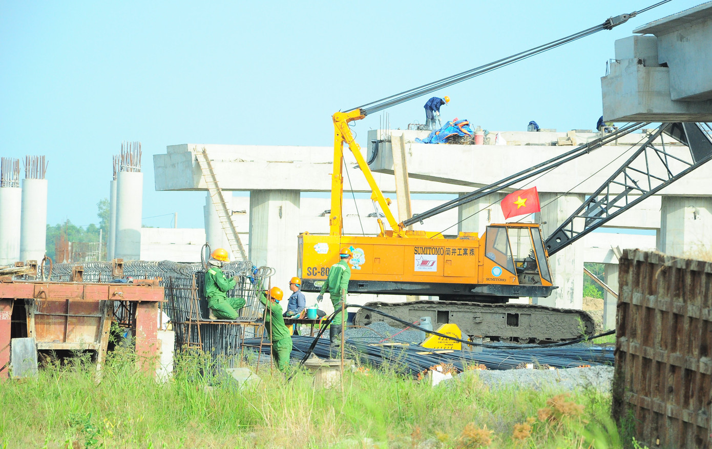 Công nhân thi công tại khu vực điểm giao hai tuyến cao tốc trục dọc và trục ngang miền Tây (xã Bình Thành, huyện Phụng Hiệp, tỉnh Hậu Giang).