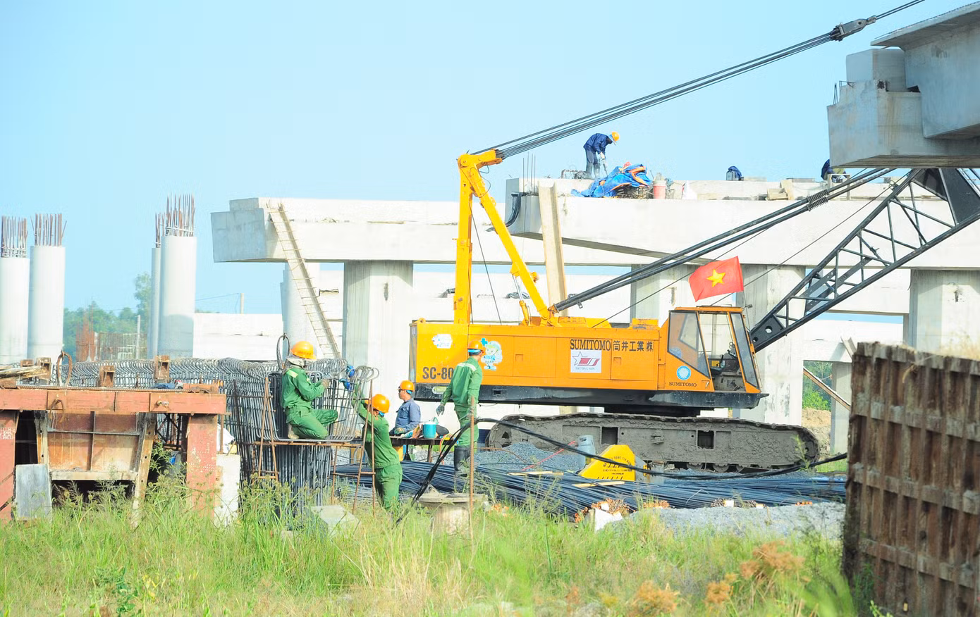 Công nhân thi công tại khu vực điểm giao hai tuyến cao tốc trục dọc và trục ngang miền Tây (xã Bình Thành, huyện Phụng Hiệp, tỉnh Hậu Giang). Công nhân thi công tại khu vực điểm giao hai tuyến cao tốc trục dọc và trục ngang miền Tây (xã Bình Thành, huyện Phụng Hiệp, tỉnh Hậu Giang).