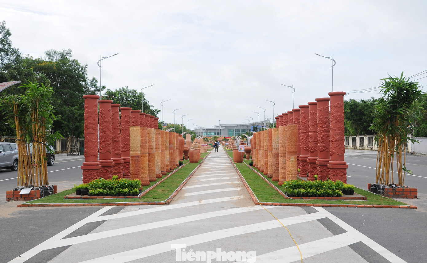 Công trình Con đường nghệ thuật gốm đỏ - Vĩnh Long năm 2023 được thực hiện trên tuyến đường nối đường Võ Văn Kiệt với đường Phạm Hùng, thuộc phường 9, thành phố Vĩnh Long. Hoạt động thuộc khuôn khổ Festival Nông sản Việt Nam - Vĩnh Long năm 2023, diễn ra từ 11-17/9.